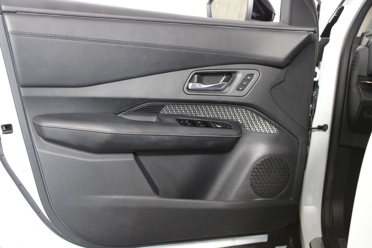 Used 2023 Nissan Ariya AWD image 6