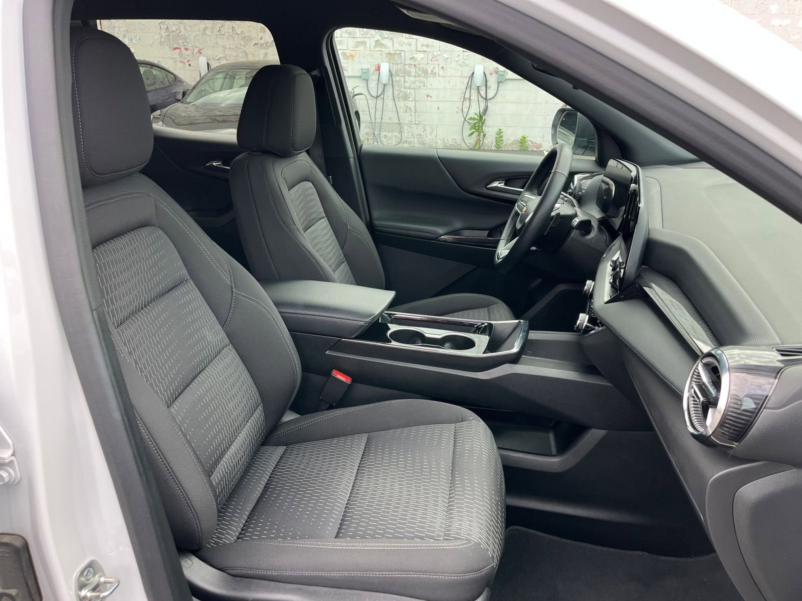 Used 2025 Chevrolet Equinox LT FWD image 36