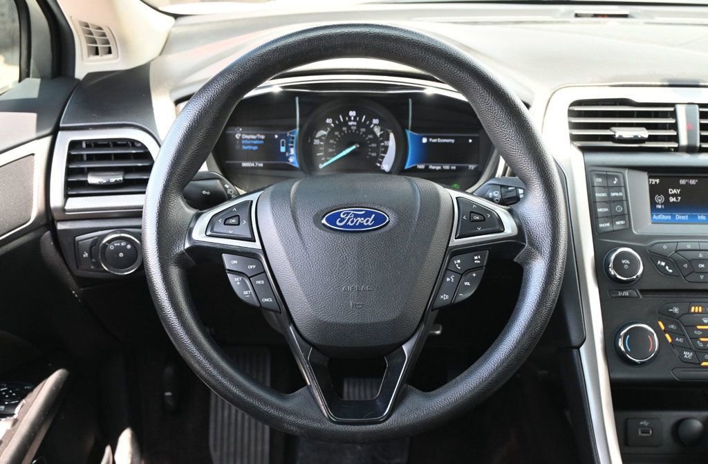 Used 2017 Ford Fusion SE FWD image 9
