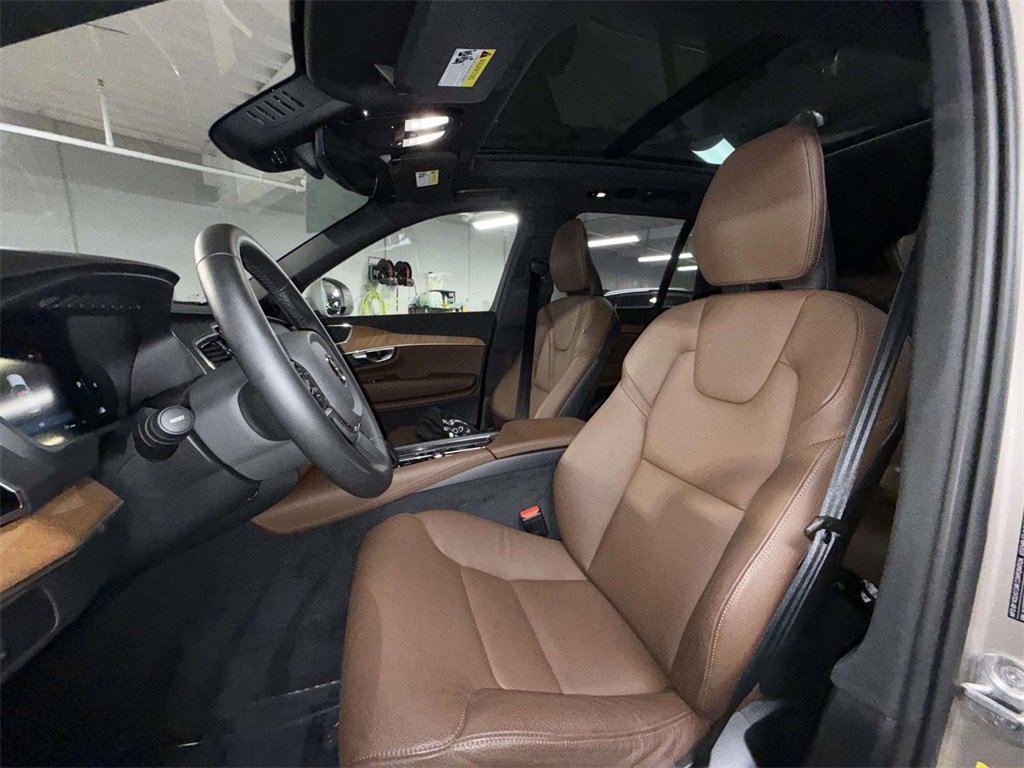 Certified 2025 Volvo XC90 B6 Plus image 2