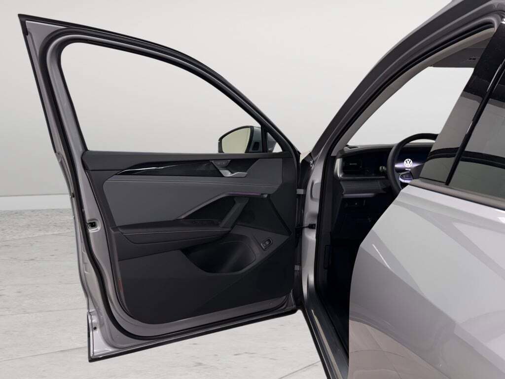New 2025 Volkswagen Tiguan SE image 20