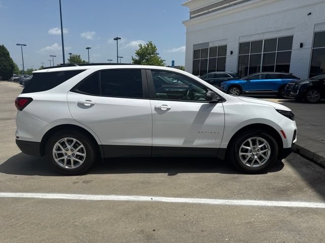 Used 2023 Chevrolet Equinox LS w/ LS Convenience Package FWD image 2