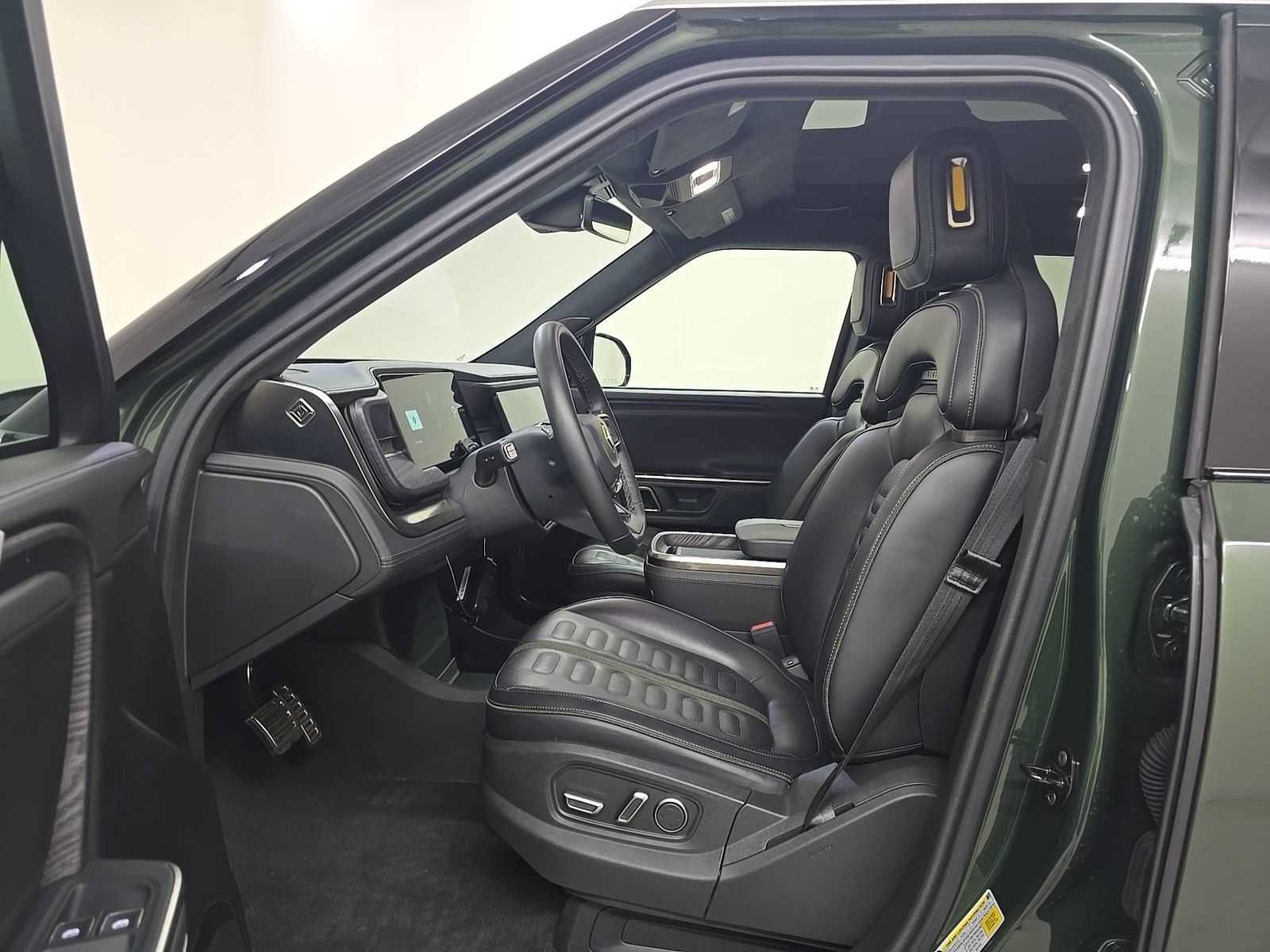 Used 2024 Rivian R1S Adventure AWD/4WD image 4