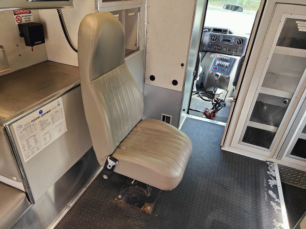 Used 2012 Ford E-450 and Econoline 450 Super Duty w/ Ambulance Prep Pkg RWD image 31