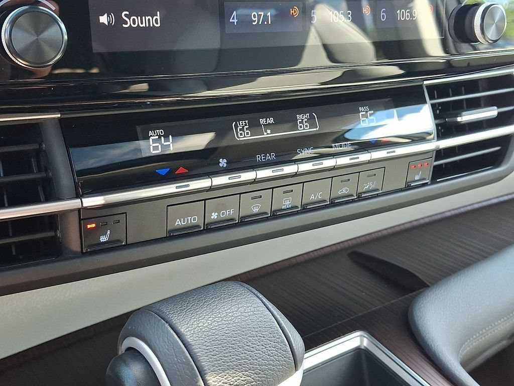 Used 2023 Toyota Sienna XLE FWD image 17
