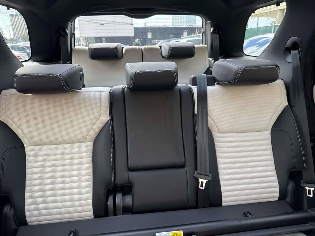 Used 2023 Land Rover Discovery S R-Dynamic image 14