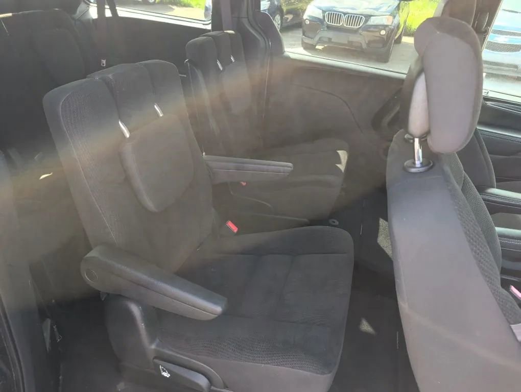 Used 2018 Dodge Grand Caravan SE FWD image 23