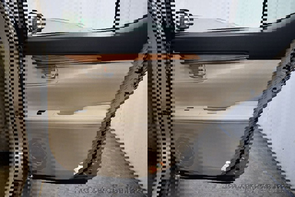 Used 2013 Lexus ES 300h image 21