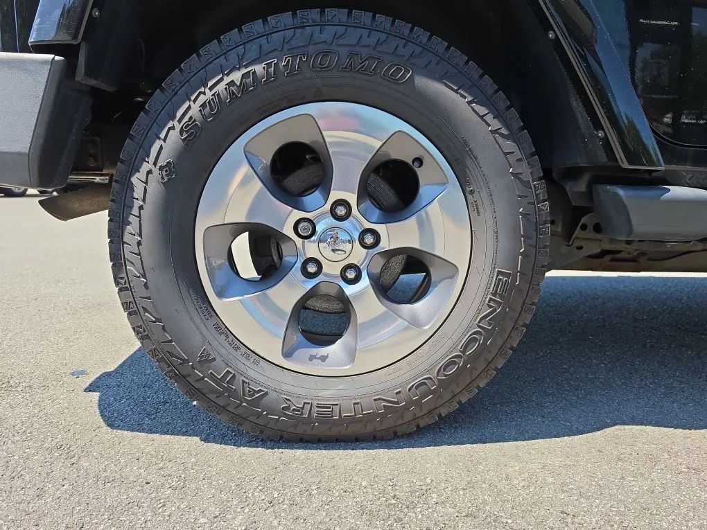 Used 2017 Jeep Wrangler Unlimited Sahara AWD/4WD image 12