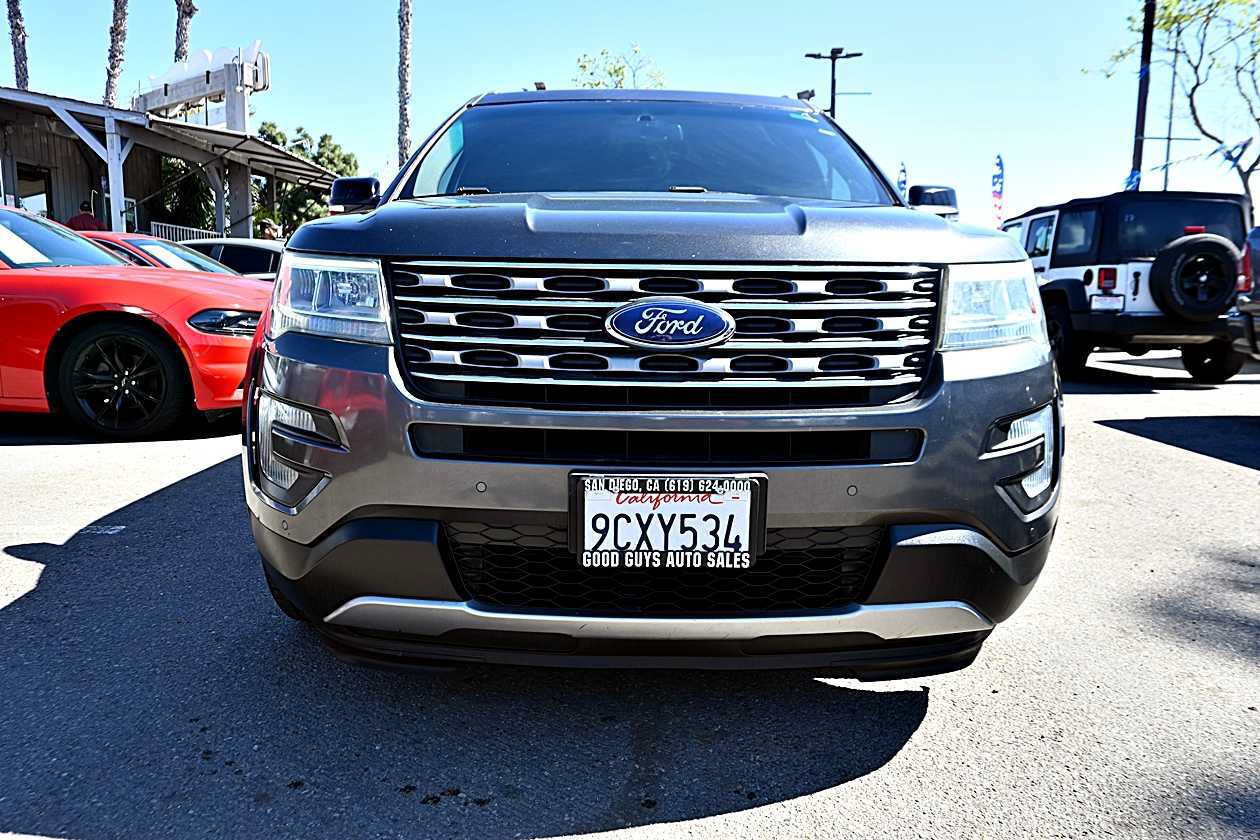 Used 2017 Ford Explorer XLT FWD image 2