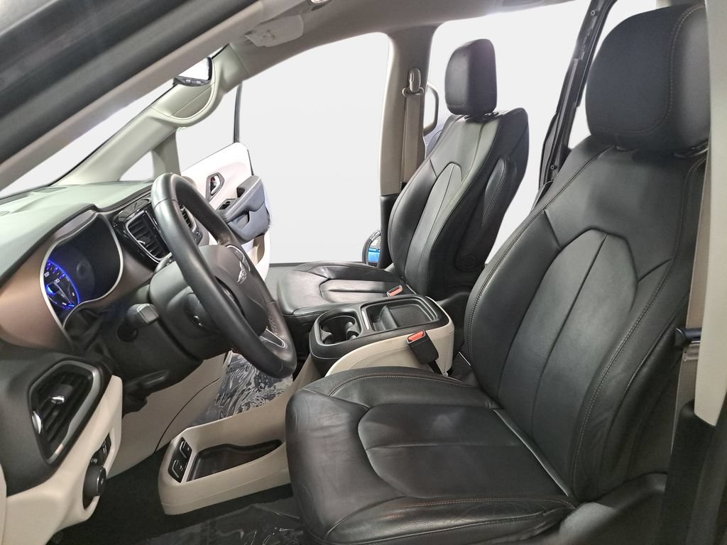 Used 2017 Chrysler Pacifica Touring-L FWD image 17