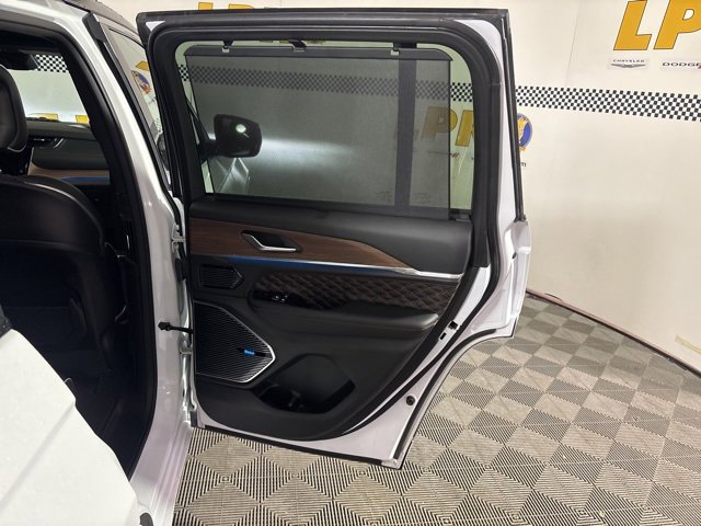 Used 2022 Jeep Grand Cherokee Summit w/ Luxury Tech Group V image 29