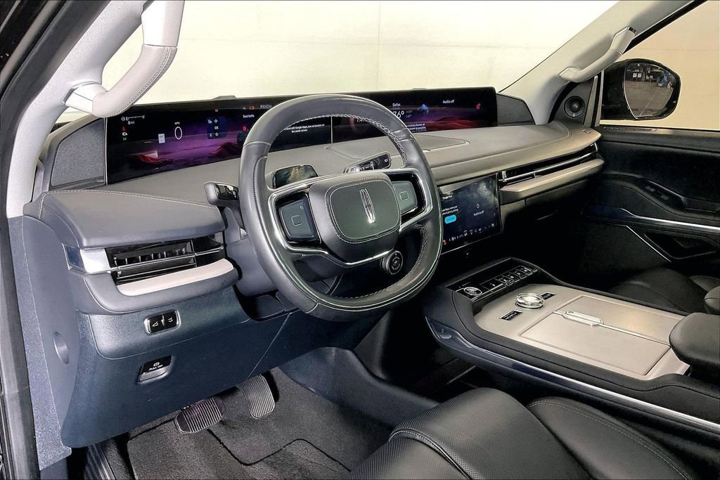 Used 2025 Lincoln Navigator Reserve image 17