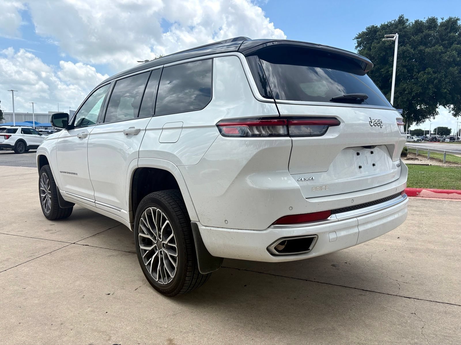 Used 2025 Jeep Grand Cherokee L Summit AWD/4WD image 3