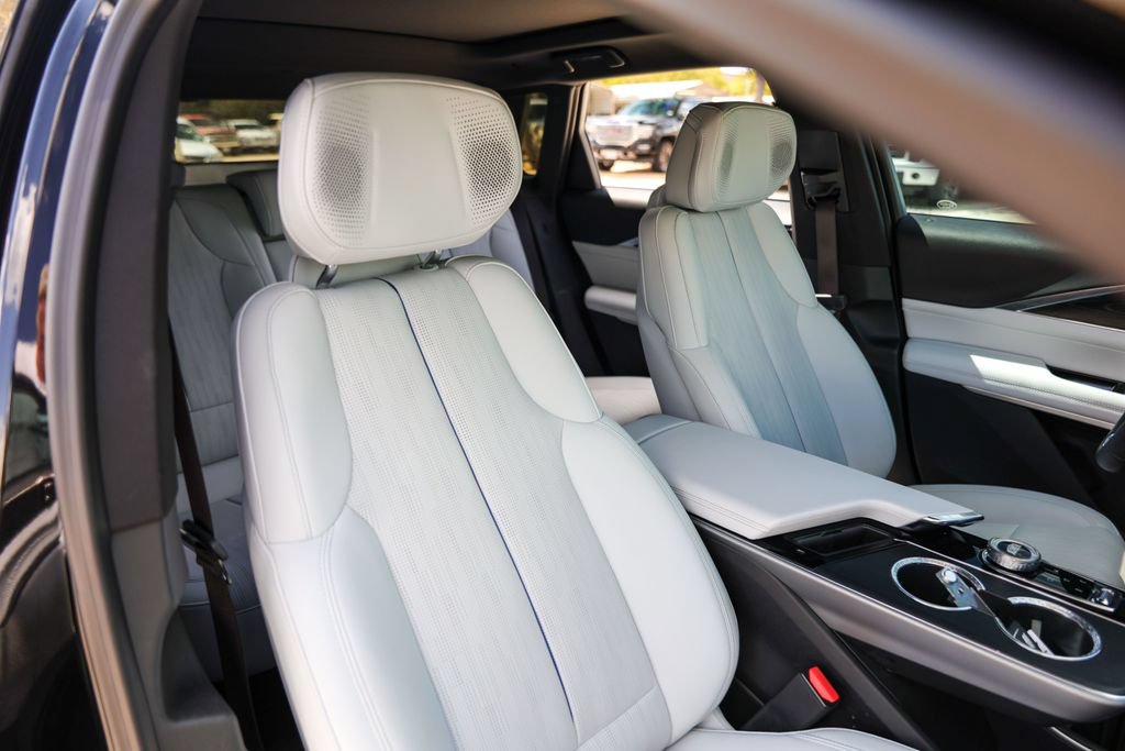 Used 2024 Cadillac Lyriq Luxury AWD/4WD image 27