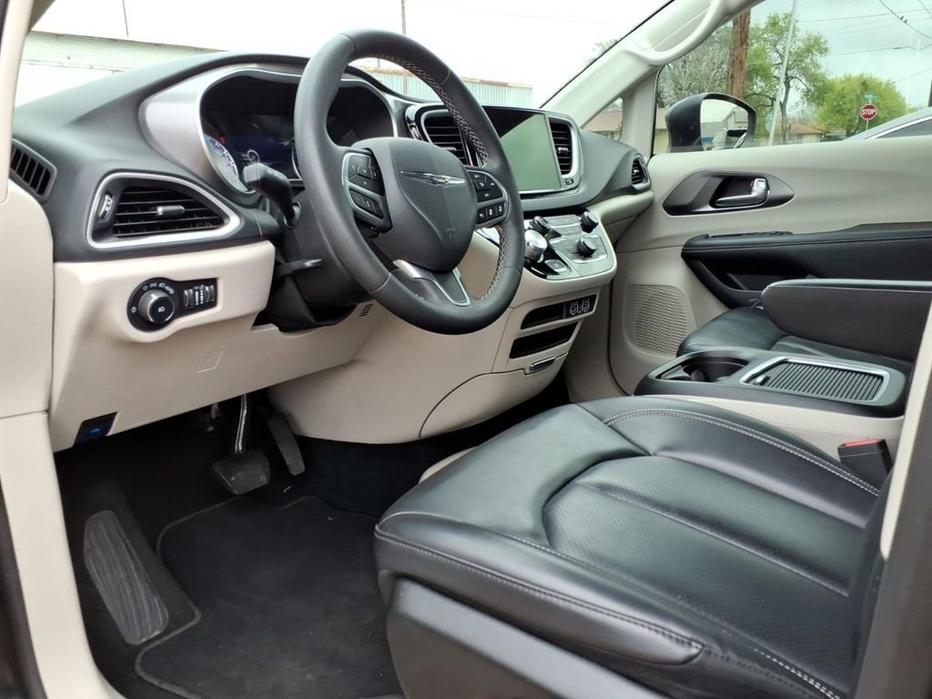 Used 2023 Chrysler Pacifica Touring-L image 18