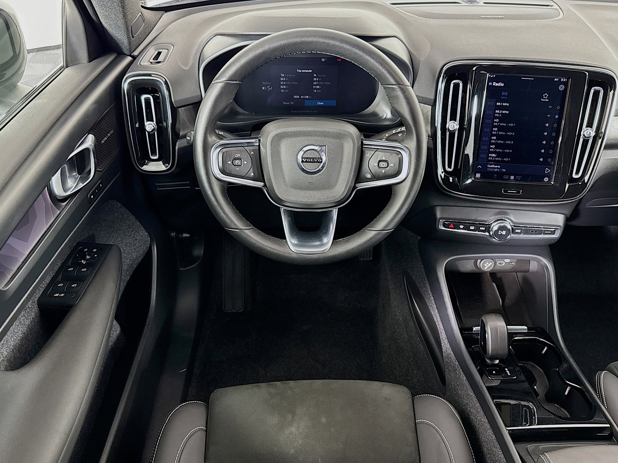 Used 2023 Volvo XC40 Recharge Ultimate image 16