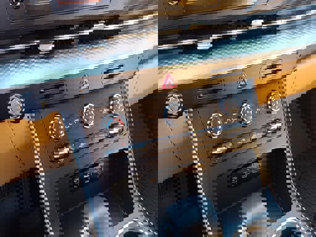 Used 2022 Kia Carnival LX image 21