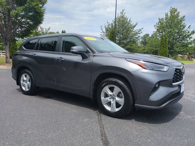 Used 2024 Toyota Highlander LE AWD/4WD image 2
