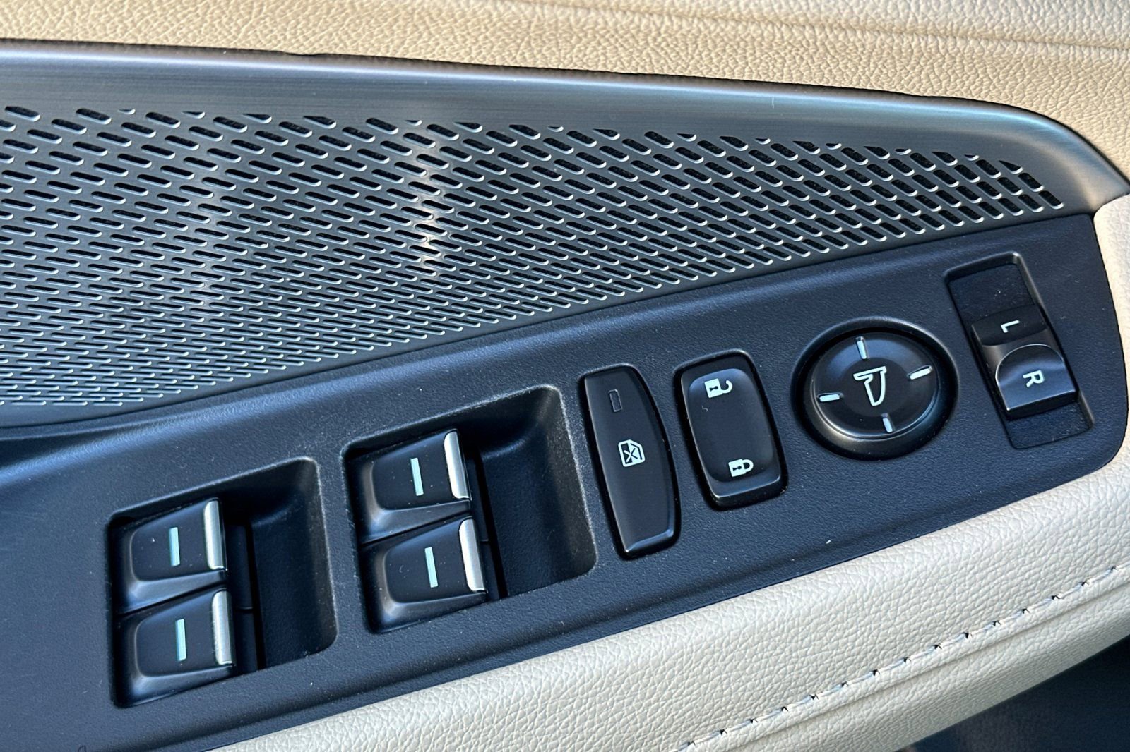 Used 2023 Acura MDX SH-AWD image 11