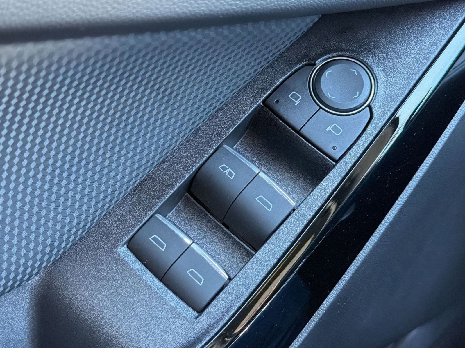 Used 2025 Chevrolet Equinox RS w/ Safety and Technology Package image 11