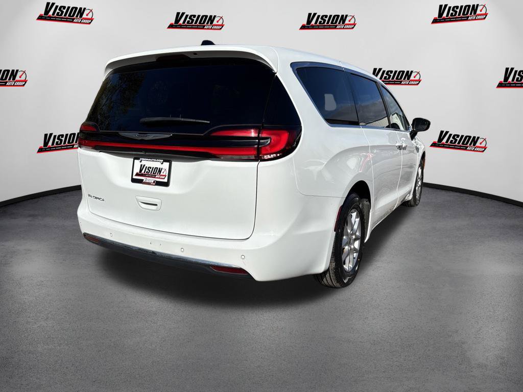 Used 2024 Chrysler Pacifica Touring-L FWD image 5
