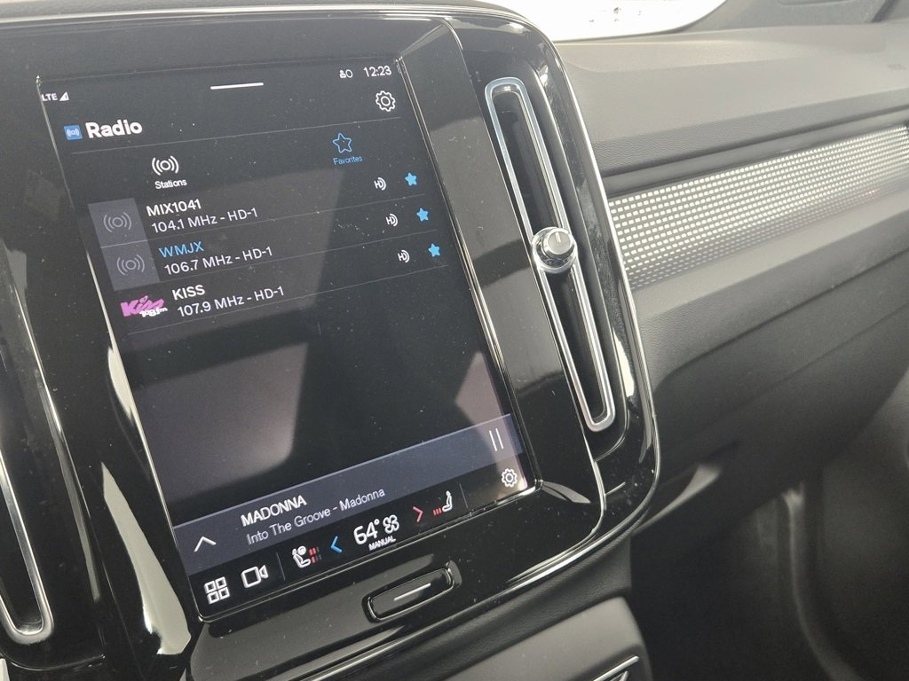 Certified 2023 Volvo XC40 B5 Ultimate w/ Climate Package image 21