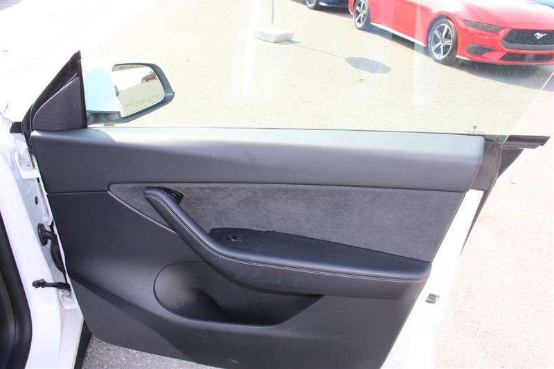 Used 2022 Tesla Model Y Long Range image 14