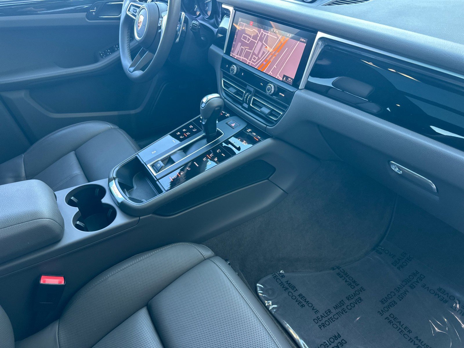 Used 2022 Porsche Macan w/ Premium Package Plus image 16