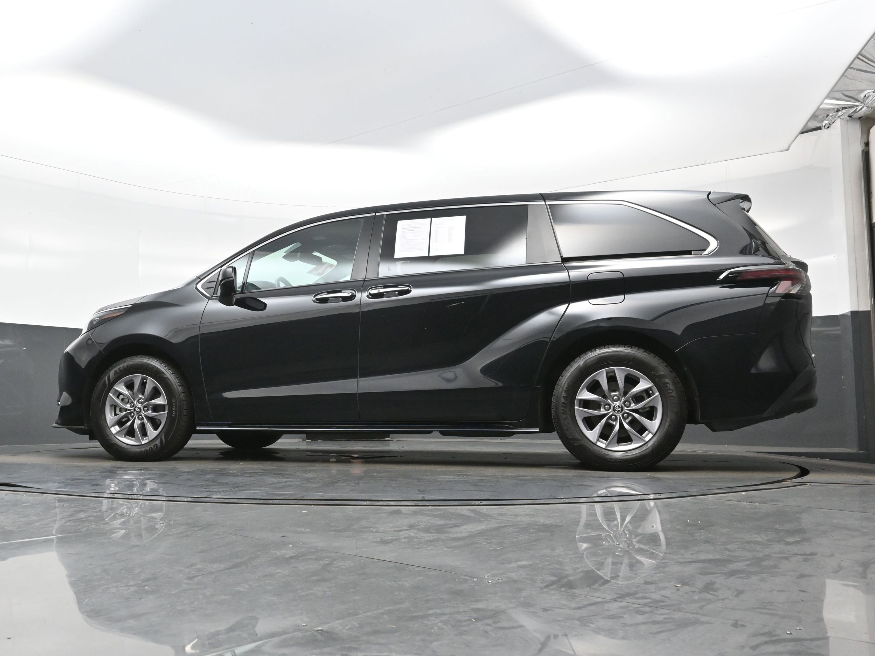 Used 2024 Toyota Sienna XLE AWD/4WD image 31