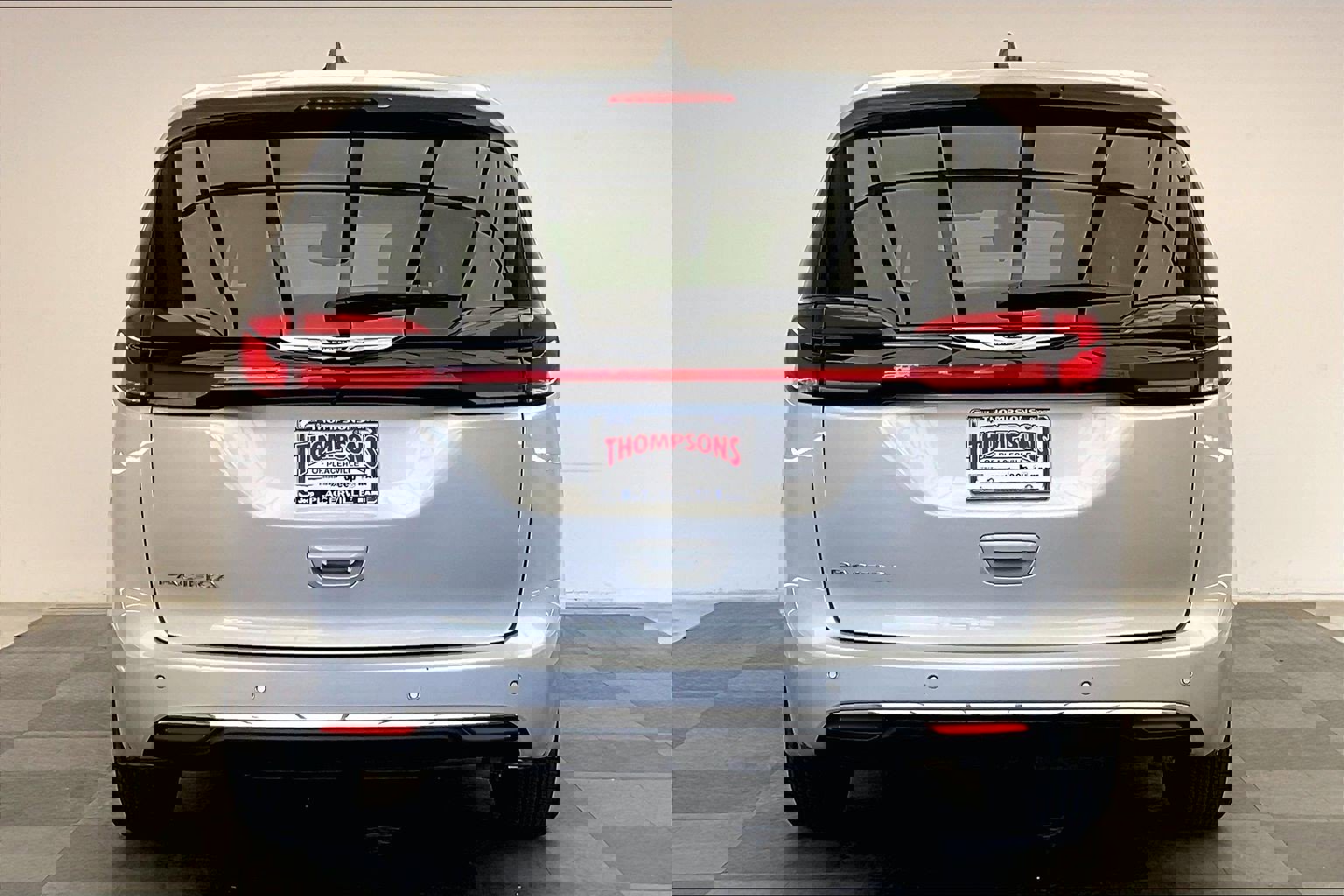 Used 2023 Chrysler Pacifica Touring-L image 3