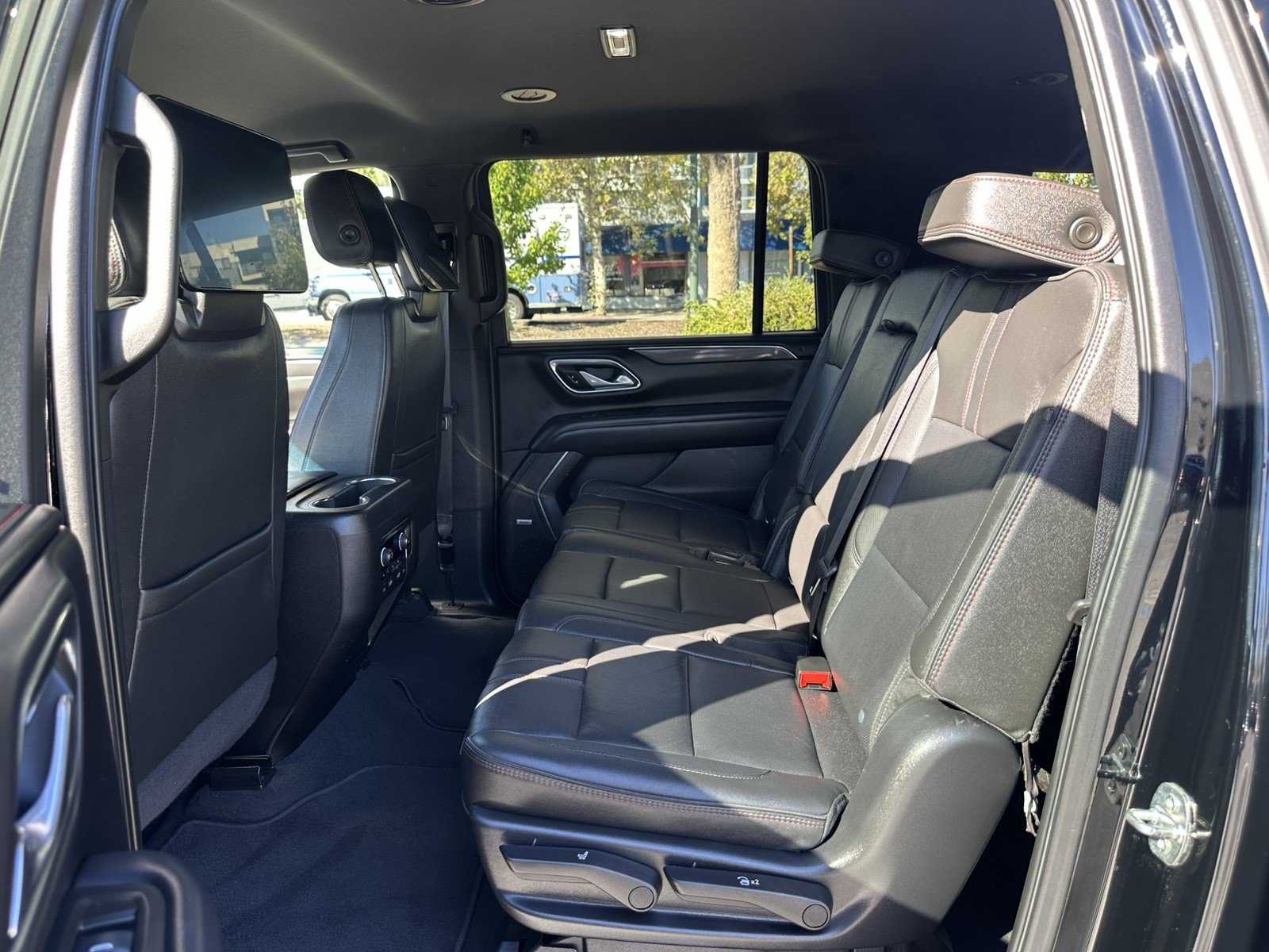Used 2022 Chevrolet Suburban RST w/ Luxury Package AWD/4WD image 24
