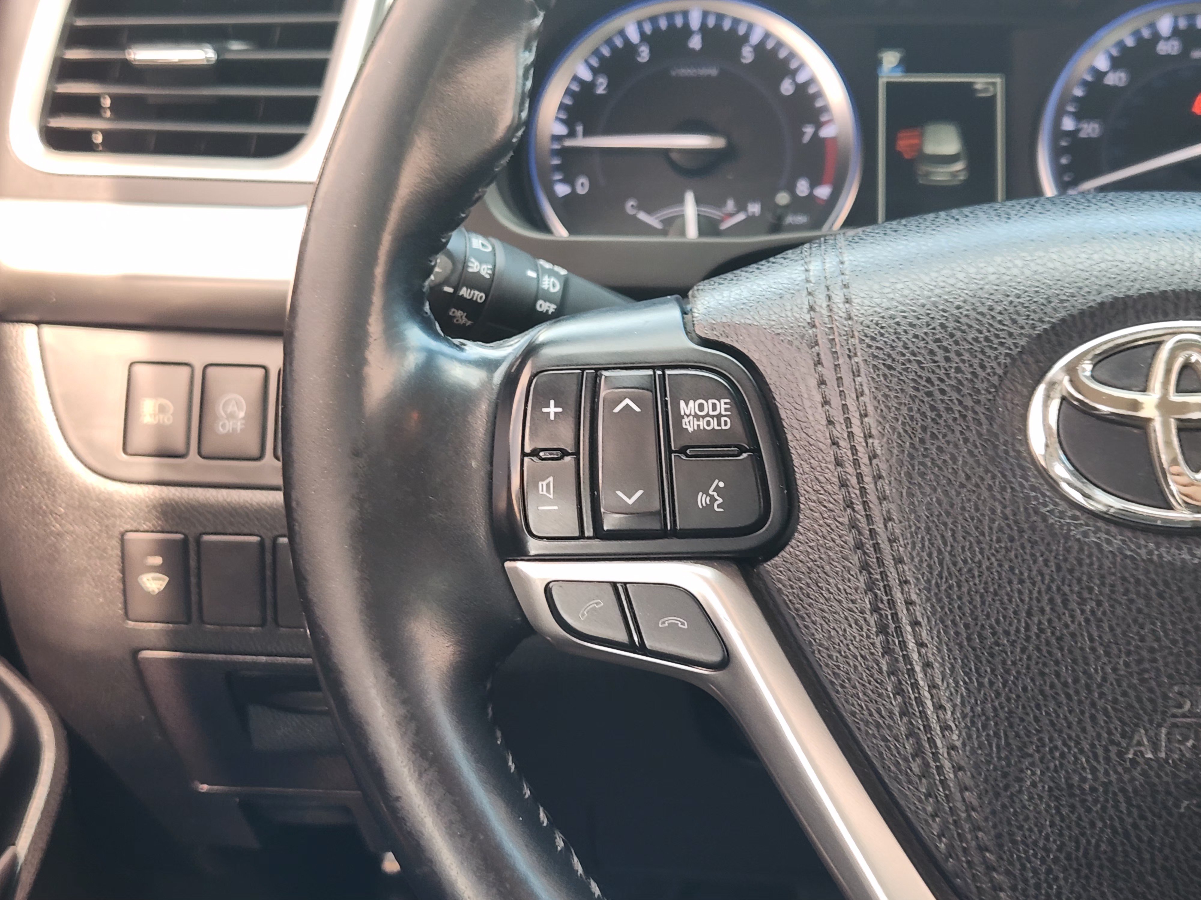 Used 2017 Toyota Highlander XLE FWD image 29