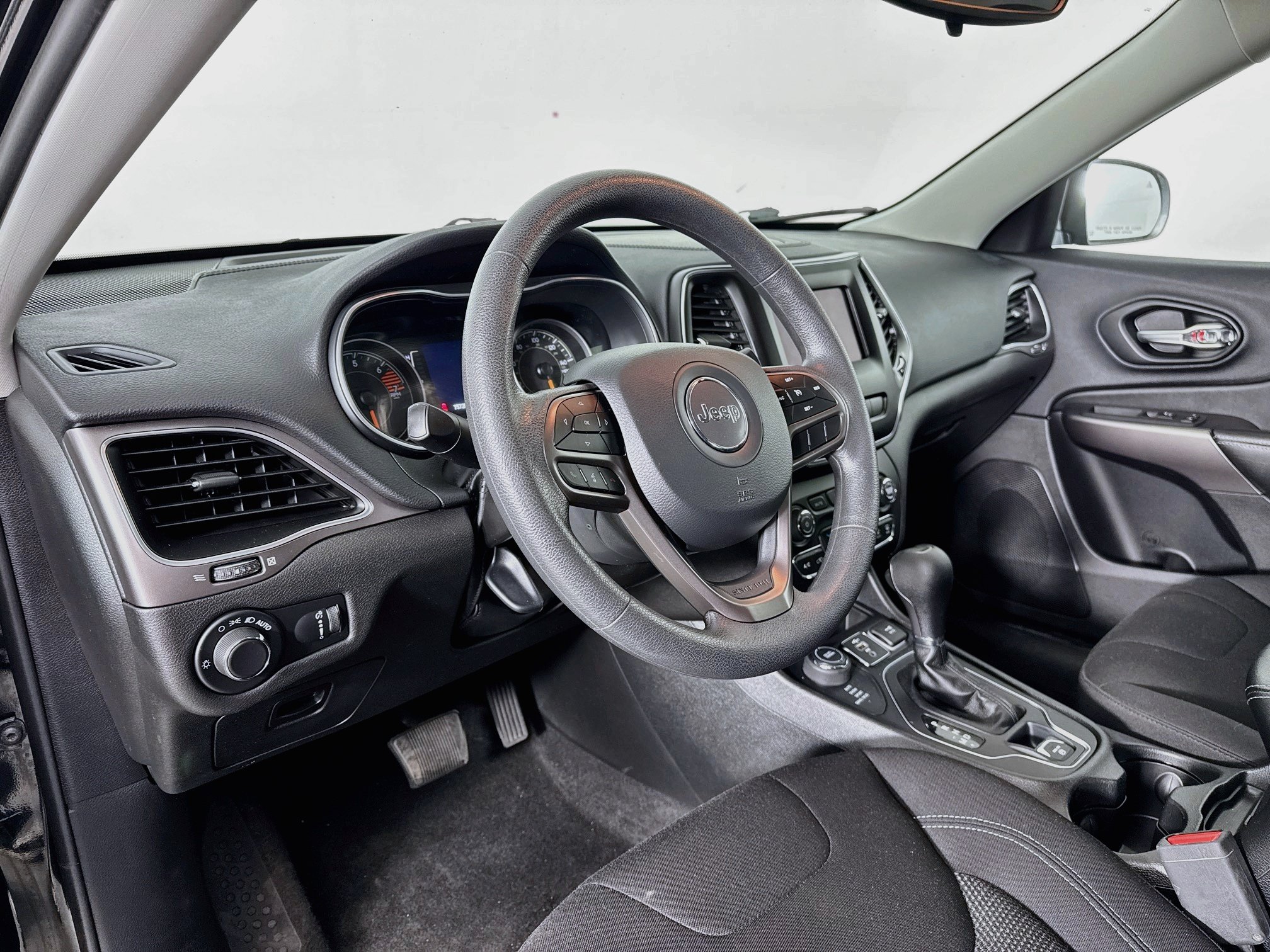 Used 2021 Jeep Cherokee Latitude AWD/4WD image 9