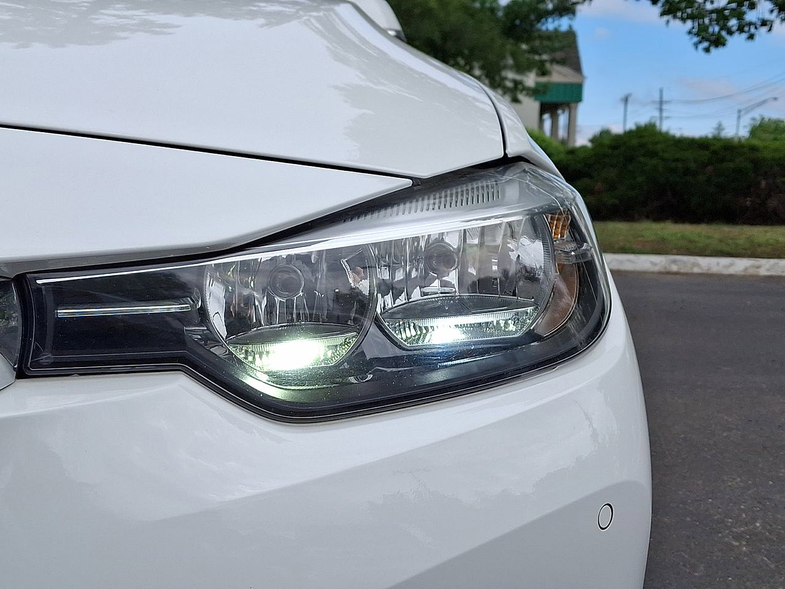Used 2017 BMW 320i xDrive Sedan AWD/4WD image 28