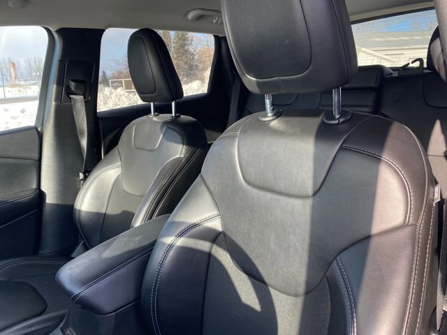 Used 2019 Jeep Cherokee Latitude Plus w/ Comfort/Convenience Group image 11