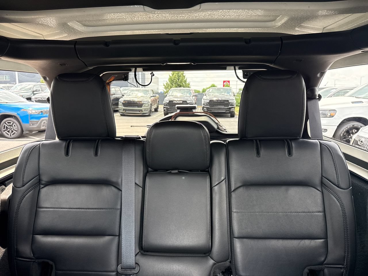 Used 2023 Jeep Wrangler Unlimited Sahara AWD/4WD image 25