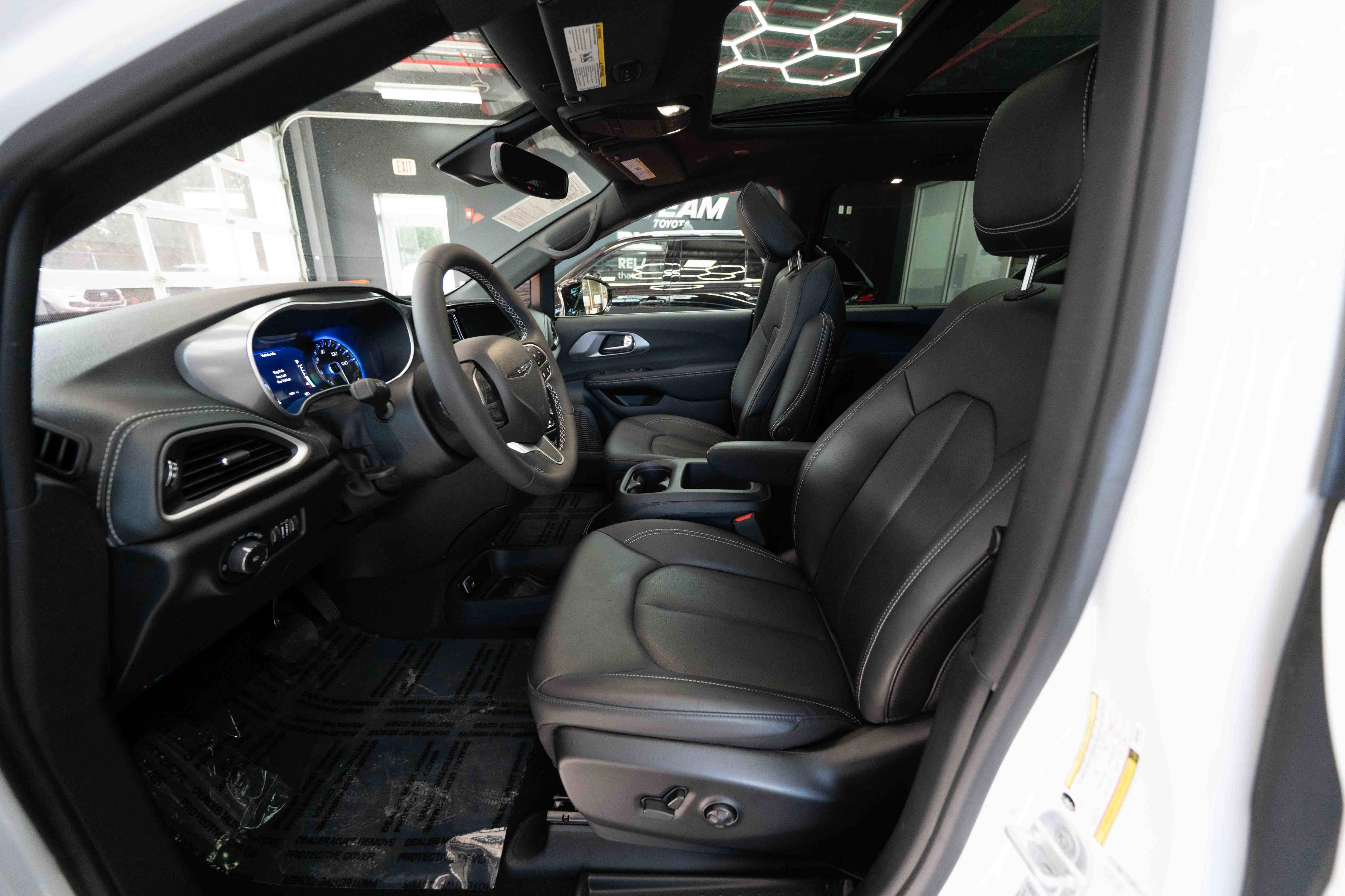 Used 2025 Chrysler Pacifica Select image 9