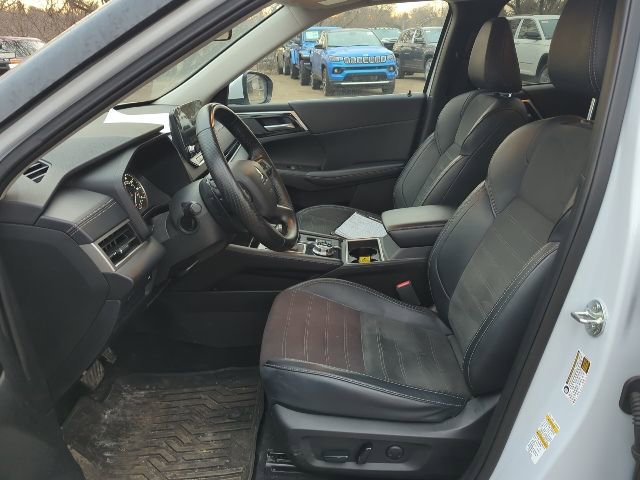 Used 2024 Mitsubishi Outlander SE image 16