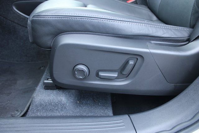 Used 2025 Volvo XC40 B5 Plus image 13