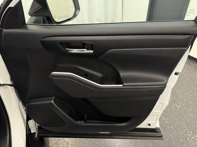 Certified 2023 Toyota Highlander XLE image 8