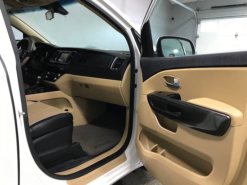 Used 2017 Kia Sedona LX w/ LX Essentials Premium Package FWD image 13