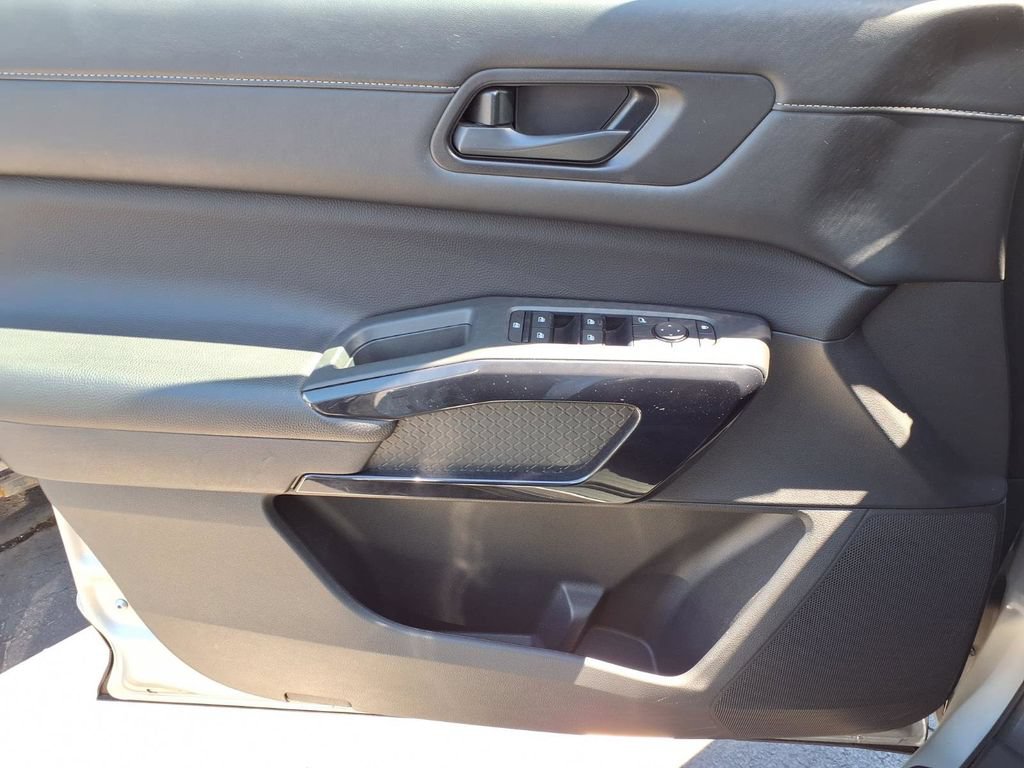 Used 2025 Nissan Pathfinder SV AWD/4WD image 16