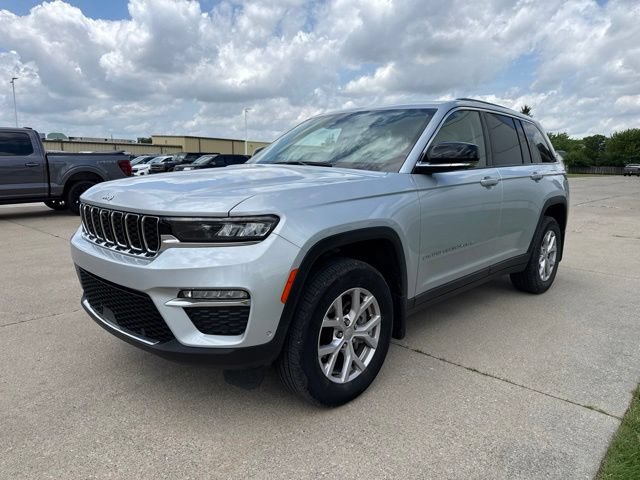 Used 2022 Jeep Grand Cherokee Limited w/ Luxury Tech Group II AWD/4WD image 3
