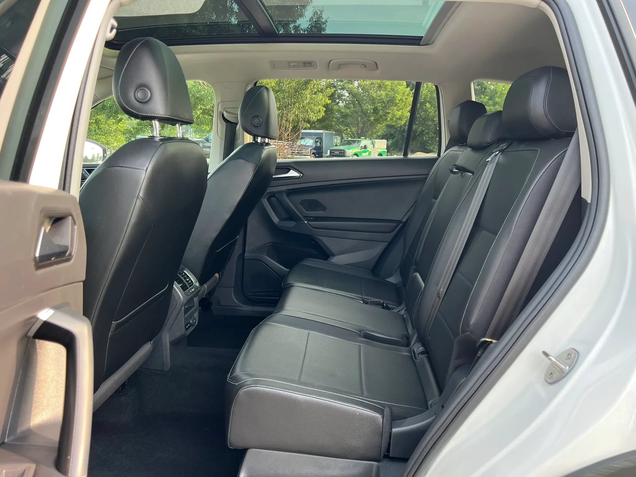 Used 2018 Volkswagen Tiguan SEL AWD/4WD image 18