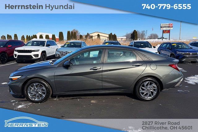 Used 2024 Hyundai Elantra SEL image 4