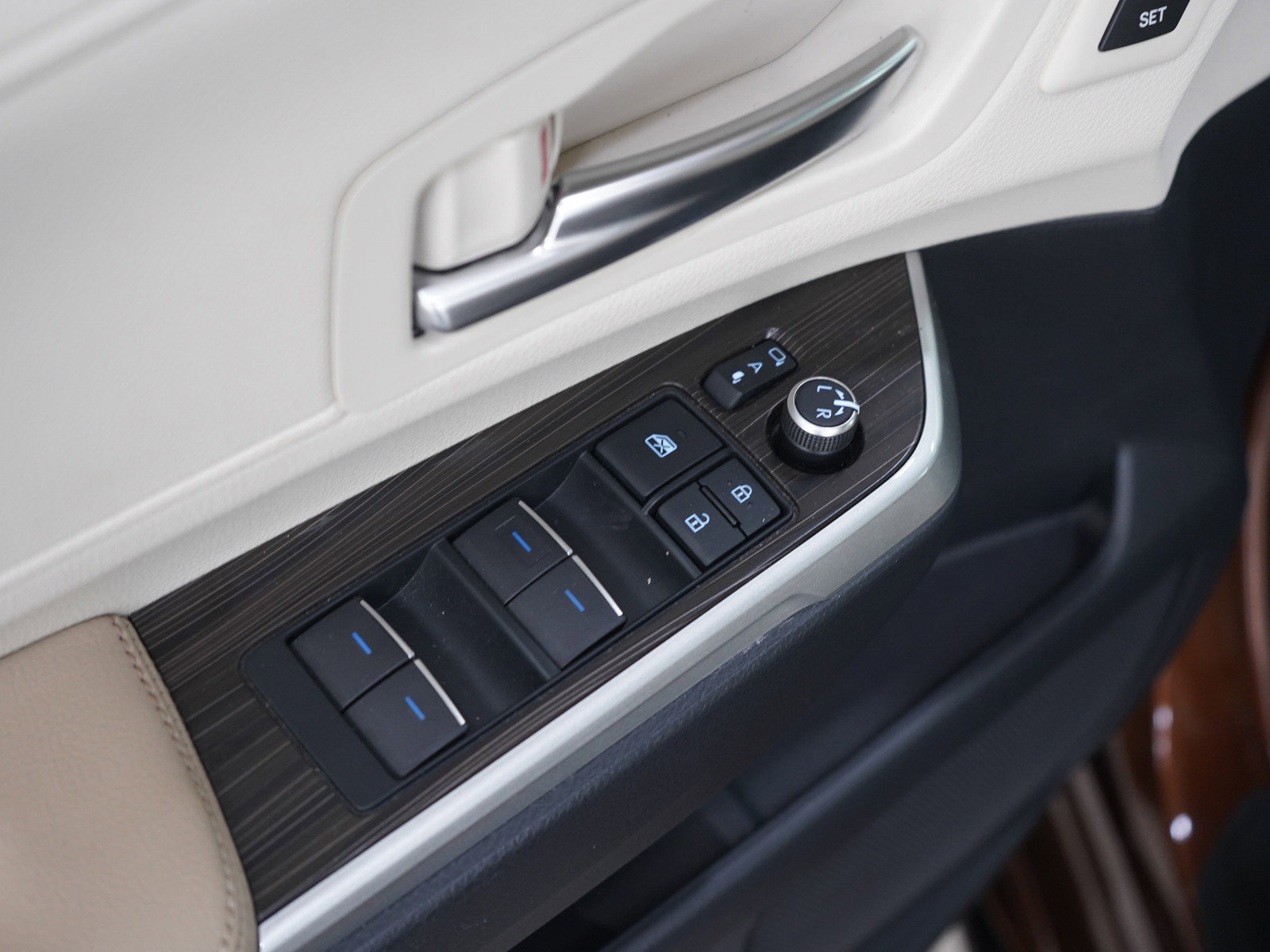 Used 2021 Toyota Sienna Limited image 24