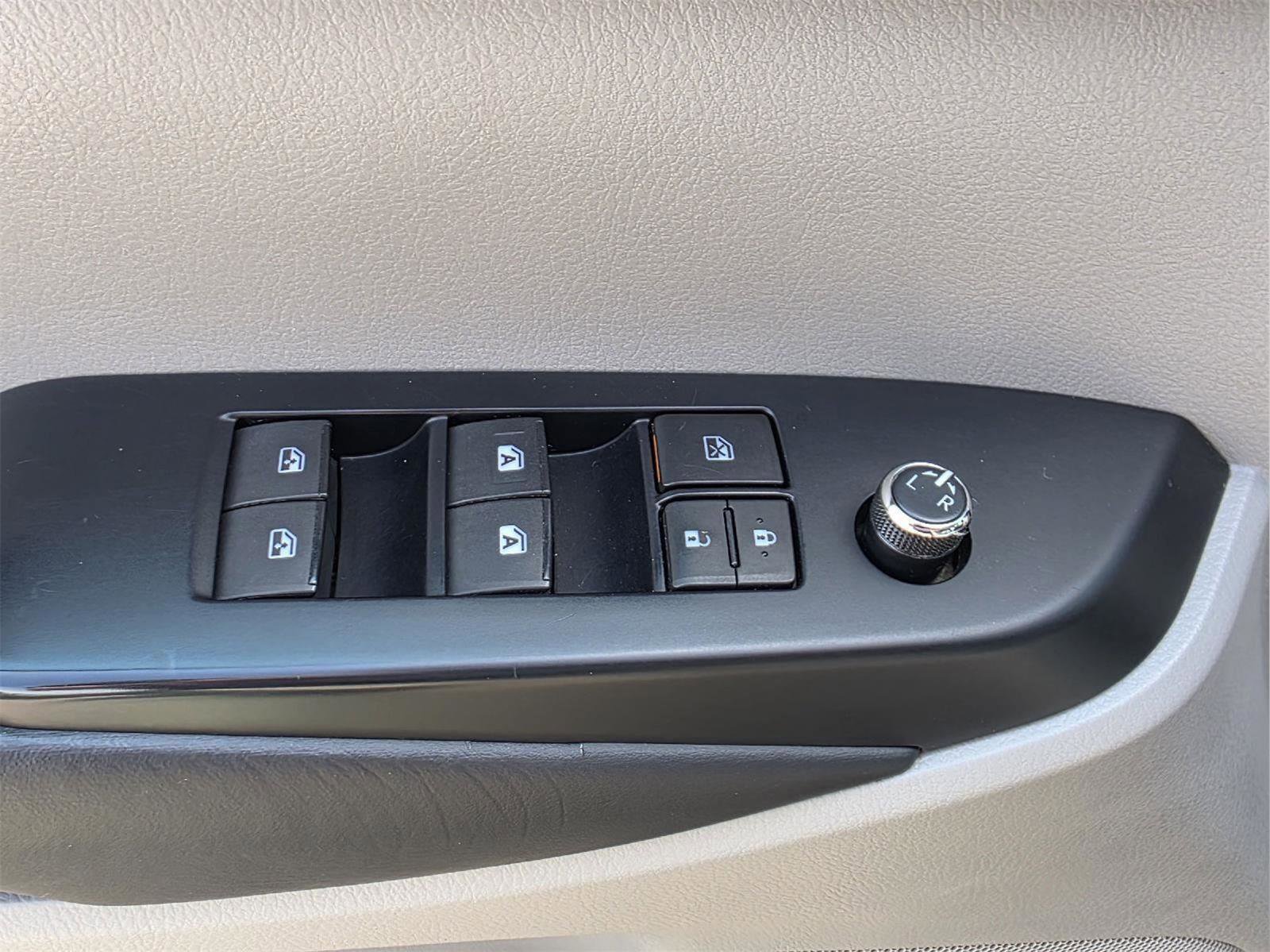 Used 2019 Toyota Highlander XLE image 16