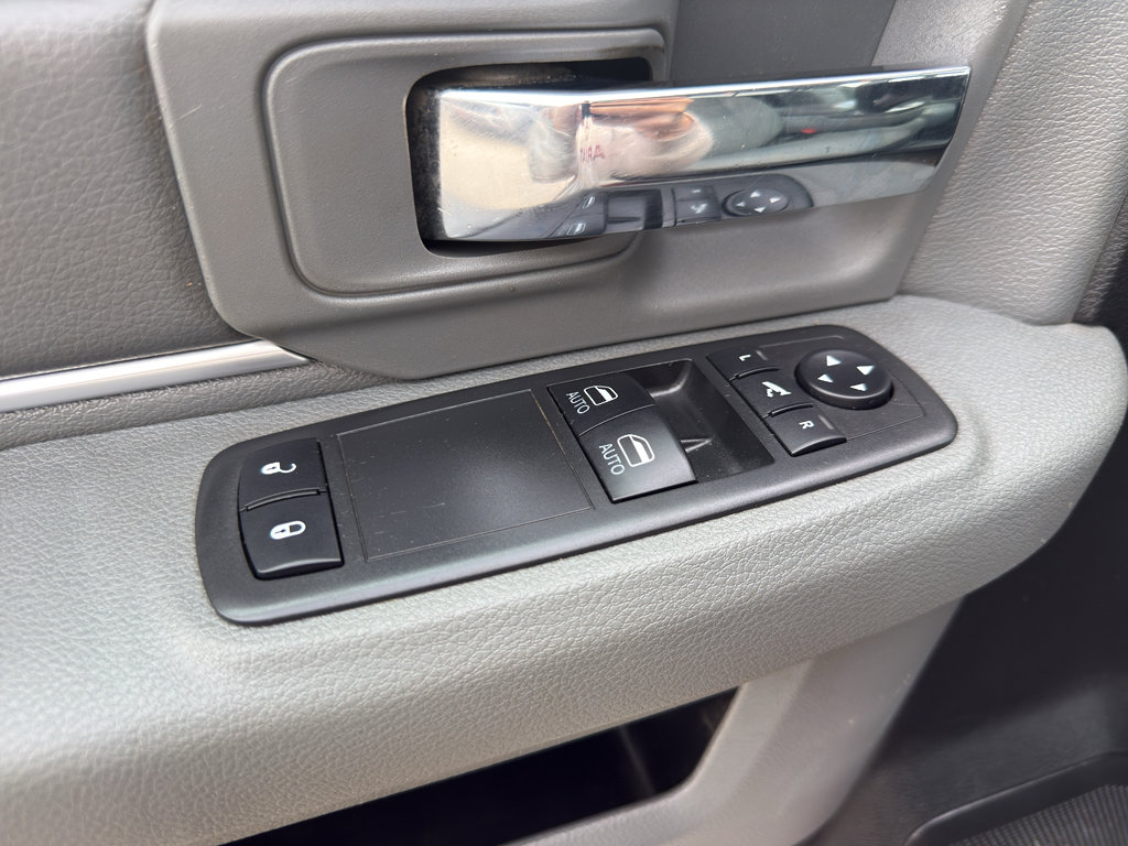 Used 2018 RAM 3500 SLT w/ Luxury Group AWD/4WD image 12