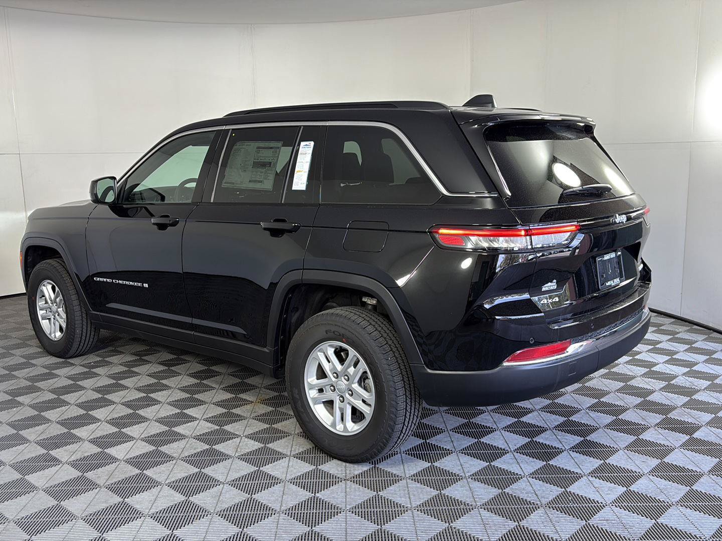 New 2025 Jeep Grand Cherokee Laredo AWD/4WD image 6